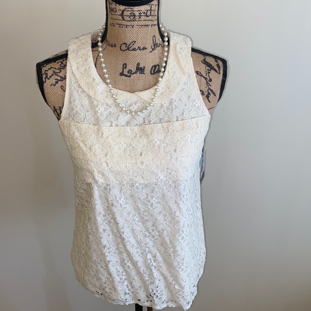Lace sleeveless blouse